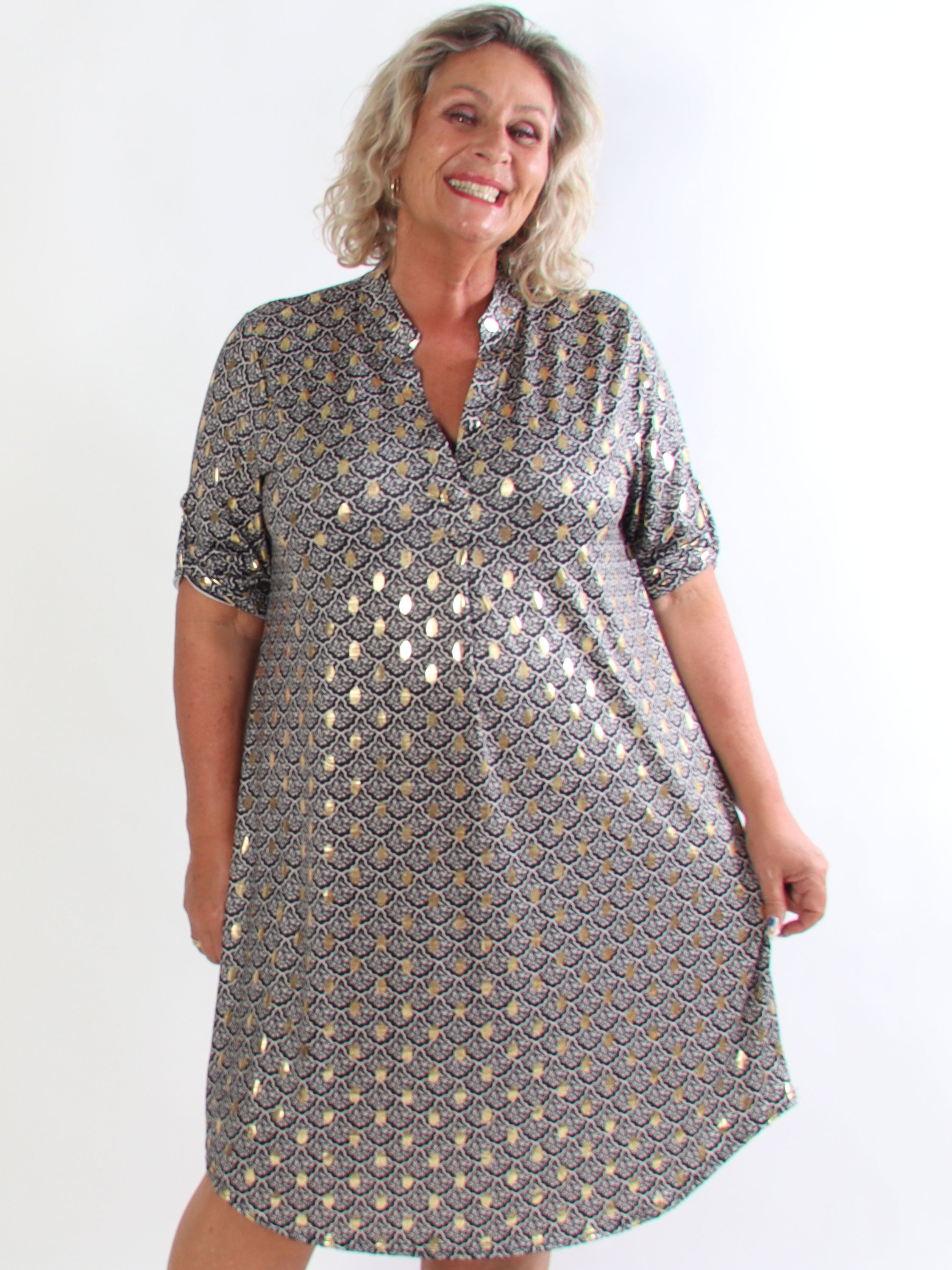 Ebba Marrakech - Elastisk plus size kjole med fint mønster og guld dutter